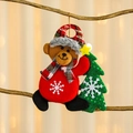 Dettaglio orsetto natalizio in peluche con albero di paillettes e cordino dorato - Orso