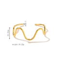 Dettaglio del bracciale a onde placcato oro 18k con misure 28,22 mm e peso di 18,22 g - Stile a Linea Ondulata Singola (JC-24328-9-3) / 3,46 mm / Oro