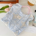 Détail d'un sac cabas bleu clair avec broderie papillon et anses en tissu tressé - Broderie de Papillon Bleu Clair