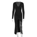 Details von schwarzem Maxikleid mit V-Ausschnitt, Taillenraffung und hohem Seitenschlitz - S / Schwarz