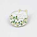 Schattige emaille speld met een witte vos en bloemmotieven met gouden metalen randen - Vos Bloemig (XZ079-3)