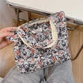 Primer plano del bolso de lona floral con cierre de cremallera y forro interior beige - Negro Rojo Vintage
