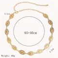 Vintage Metall-Kettengürtel in Gold mit gravierten ovalen Sonnenstrahl-Scheiben und Verschluss - Helles Gold