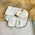 Chouchou en laine blanc crème surdimensionné avec bordure noire pour coiffure élégante - Design de bordure contrastée / Poche zippée