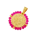 Dettaglio della medaglia d'oro con perline rosa sfaccettate e incisioni in latino - Cristallo Rosso Rosa Dorato