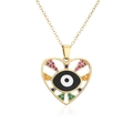 Macro-opname van gouden hartvormige boze oog hanger met kleurrijke zirkonia stenen - Zwart Evil Eye Hart Hanger / Zwart