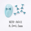 Gros plan de bijoux d'ongles nœuds avec strass bleus mesurant 8,5x4,5 mm - Style Nœud Papillon (A641)