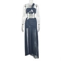 Dettaglio del set a due pezzi in mesh nero con crop top a vogatore e gonna lunga a spacco - S / Nero