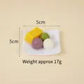 Portachiavi con cibo in miniatura con torte mochi colorate su piatto quadrato bianco 5cm - Pallina di Taro (Senza Gancio)