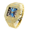 Dettaglio orologio quadrato dorato con quadrante blu sfumato e decorazione di diamanti - Oro Blu
