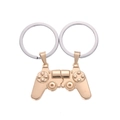 Goldenes geteiltes Gamepad-Schlüsselanhänger-Set für Paare auf weißem Hintergrund - Goldener Griff