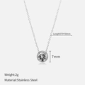 Collier minimaliste en acier inoxydable argenté avec pendentif solitaire zircon rond - Avril Blanc (Couleur Diamant/Cristal) / Argenté