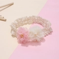 Dettaglio di fiori in chiffon rosa e crema su fascia elastica in pizzo per neonate - Rosa e Beige