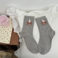 Graue Baumwollsocken mit Bären-Stickerei und Partyhut auf gesprenkelter Textur - Einheitsgröße / Grauer Bär