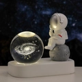 Luce notturna astronauta con sfera di cristallo galassia su base luna da tavolo - Via Lattea