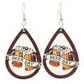 Lustige hölzerne Beer Day Ohrringe in Tropfenform mit Bierkrug-Gravur für das Oktoberfest - Dunkles Holz-Bier Tag
