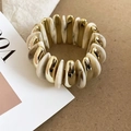 Detalle de una pulsera elástica ancha con metal dorado y piezas de resina marmolada - Banda Ancha de Oro y Mármol / Pulsera - Dorado - Blanco