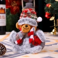 Dettaglio dell'orso di Natale in peluche con sciarpa a quadri rossi e bordo grigio - Stile orso