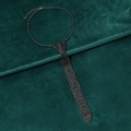 Dettaglio della collana a cravatta con strass neri su supporto di velluto verde - Canna di Fucile / Strass Nero