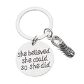 Porte-clés basket en acier inoxydable avec gravure inspirante she believed she could - Style chaussure en toile citation inspirante (JR08)