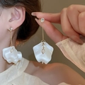 Boucles d'oreilles fleurs blanches élégantes avec longs pompons et zircons - Style Gland en Zircone à Pétales Doux 3D (99#) / Blanc