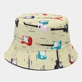 Chapeau bob réversible avec imprimé guitares électriques sur tissu en coton beige - Motif Guitare
