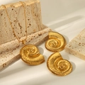 Detail of 18K gold plated stainless steel seashell necklace and earrings on beige stones - Yysu024005