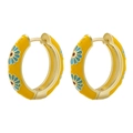 Dettaglio di orecchini a cerchio placcati oro 18K con smalto giallo e margherite blu - Giallo