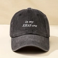 Primer plano detallado del bordado blanco 'in my ERAS era' en una gorra de algodón negro lavado - Negro