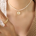Collana di perle barocche con ciondolo Gemelli dorato e anello coordinato su maglia - Gemelli
