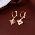 Detalle de pendientes chapados en oro 18K con colgantes de rombos y perlas en terciopelo - Cierre de Pendiente - Dorado - Chapado en Oro Real
