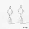 Orecchini in metallo argentato testurizzato con eleganti ciondoli di perle a goccia - Stile Argentato (PD2865)