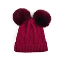 Détail du bonnet en maille torsadée bordeaux avec deux pompons doux en fausse fourrure - Rouge Vin - Style Enfant À Double Pompon