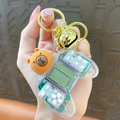 Porte-clés mascotte mignon avec une mini console de jeux rétro et une cloche dorée - Machine De Jeu Kapibala - Blanche
