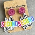 Funkelnde rosa Acrylohrringe mit buntem hello SECOND grade Text auf Kraftkarte - 2. Klasse (Hello Second Grade)