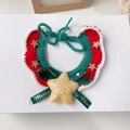 Collier de Noël pour animaux tricoté main avec nœud en ruban vert et étoile dorée sur boîte - Collier rouge avec étoile jaune