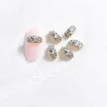 Vue rapprochée de bijou d'ongle doré 10x5mm avec strass blancs sur ongle artificiel - Strass blanc rectangulaire doré (LF7201) / Perle à Trou Traversant 10*5 mm