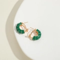 Dettaglio di orecchini a C placcati oro 14K con smalto verde e accenti di perline oro - Verde (ES2574)