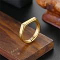 Detailaufnahme eines minimalistischen goldenen Titanstahlrings mit rechteckigem Design - Größe 7 / Gold