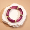 Détail macro du bracelet géométrique en acrylique marbré violet et billes en métal doré - Forme de Nœud de Bambou / Violet