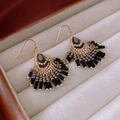 Vue détaillée de boucles d'oreilles vintage avec pierre brune et franges de perles - 35# Crochet Or Noir