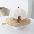 Dettaglio di un cappello da sole per neonati con rete traspirante e ricamo a forma di orso - 50cm (1-3 anni) / Cachi Chiaro