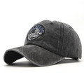 Primer plano del parche bordado de águila y la textura de algodón lavado en la gorra - Negro