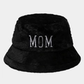 Dettaglio del ricamo MOM argento su cappello a secchiello in finta pelliccia nera - M (56-58cm) / Nero