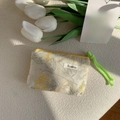 Detalle de neceser de tela floral con cremallera amarilla y cordón trenzado verde - Amarillo Pastoral