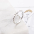 Anillo abierto de plata minimalista con diseño de corazón hueco y circonitas - Plateado (D7310)