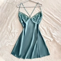 Nuisette en satin vert sauge avec bordure en dentelle et dos croisé sexy et fente - Vert malachite