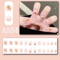 Detalle de manicura de conejo y zanahoria en uñas postizas cortas cuadradas color rosa - Conejo Rosa Claro (A554) / 24 Piezas/Juego