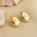 Elegante gouden ovale oorbellen met vintage bloemenreliëf op een minimalistische stenen basis - Gouden Ovale Reliëfbloem