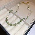Détail d'un collier de perles blanches et de pierres de jade vertes en boîte - Style Perle Jade Carré Vert (9# Collier-Vert-Blanc)